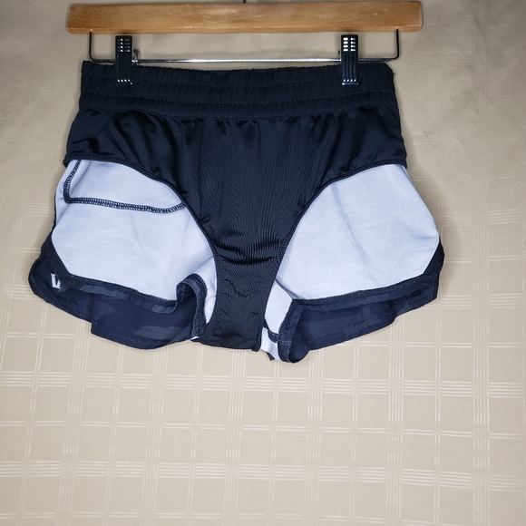 Vuori Womens The Rise The Shine Clementine Shorts Sz XS Black/Gray Camo Running - Picture 8 of 10